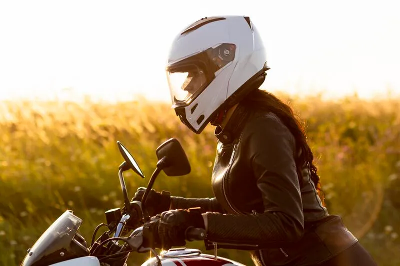 Mujer en moto